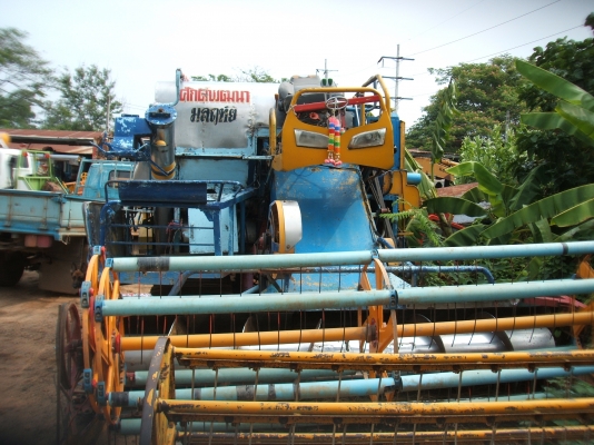 ขายรถเกี่ยวข้าวศักดิ์พัฒนา บิ๊ก 37 เครื่องยนต์ 6BG 175 แรงม้า ปั้มไดกิ๊นส์เบอร์ 22 สภาพดีพร้อมใช้งาน ขายดาวน์ 100,000 บาท