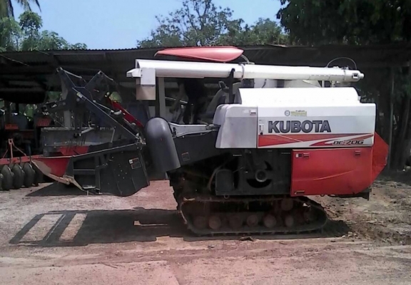 ขาย รถเกี่ยวข้าว KUBOTA DC-70G ปี 57 พร้อมสารี่ลากรถเกี่ยว รถใช้งานน้อยแค่ 1,000 ชม. ราคาคุยกันได้ครับ