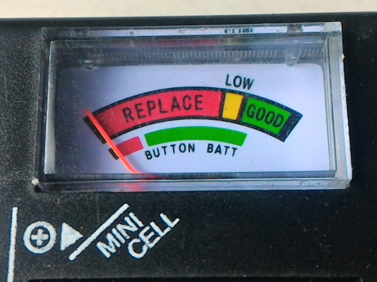 เครื่องตรวจเช็คแบตเตอรี เทสได้หลายขนาด 1.5 - 9 V การมีไฟใช้ก่อนนำไปต่อใช้งาน