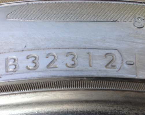 ยาง Yokohama 295 35 21 กลางปี12 ดอกสวย พร้อมใช้งาน ราคาไม่แพง