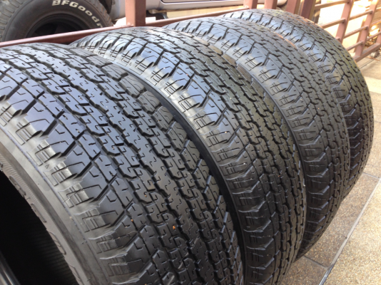 ยาง Bridgestone 255 65 17 กลางปี12 ดอกเต็ม เนื้อนิ่มๆ พร้อมใช้งาน ราคาไม่แพง