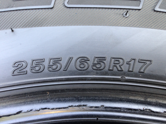 ยาง Bridgestone 255 65 17 กลางปี12 ดอกเต็ม เนื้อนิ่มๆ พร้อมใช้งาน ราคาไม่แพง