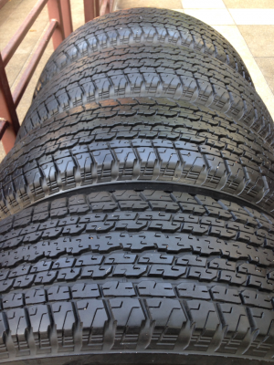 ยาง Bridgestone 255 65 17 กลางปี12 ดอกเต็ม เนื้อนิ่มๆ พร้อมใช้งาน ราคาไม่แพง