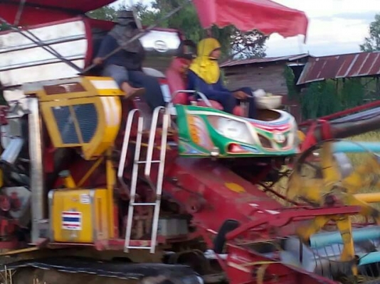 ขายรถเกี่ยวข้าว เกษตรพัฒนา ช้างน้อยจ้าวพลัง อุ้ม1.5ตัน สภาพพร้อมใช้งาน สนใจโทร 090-8588220คุณนะ 093-3258446คุณบิว หรือเข้าดูสินค้าอื่นๆได้ที่ www.truck.in.th/498 หรือเพจFacebook ณรงค์ ซื้อขายรถมือสอง (เว็บไซต์ส่วนตัว) หรือFacebook คุณนะ รถบรรทุก