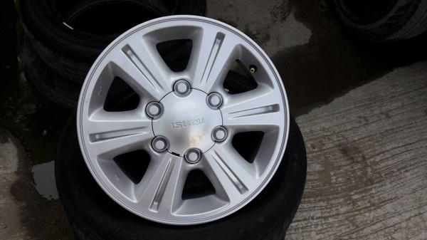 ขายล้อแม็กป้ายแดง dmax 15" สนใจติดต่อ ตาเล็ก ล้อและยางครับ 081-3747940