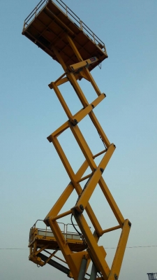 รถกระเช้า แมนลิฟท์ ขากรรไกร AICHI ตีนตะขาบ แทร็กเหล็กหุ้มยาง สูง15 เมตร สภาพ 80\% เก่าญี่ปุ่น