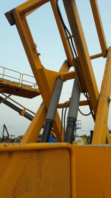 รถกระเช้า แมนลิฟท์ ขากรรไกร AICHI ตีนตะขาบ แทร็กเหล็กหุ้มยาง สูง15 เมตร สภาพ 80\% เก่าญี่ปุ่น