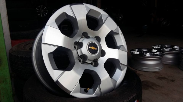 ขายล้อแม็กป้ายแดง chev colorado/trailbrazer 17" สนใจติดต่อ ตาเล็ก ล้อและยางครับ 081-3747940