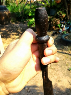 มีดดาบสั้นโบราณ ด้ามไม้พิเศษเก่าสลักลายพื้นบ้าน แข็งแรงคมมาก งานแฮนด์เมดตีมือขึ้นรูป สภาพดีและสวยธรรมชาติมีชิ้นเดียวในโลก ขนาดมีดดาบยาว 12.5 นิ้ว