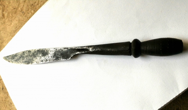 มีดดาบสั้นโบราณ ด้ามไม้พิเศษเก่าสลักลายพื้นบ้าน แข็งแรงคมมาก งานแฮนด์เมดตีมือขึ้นรูป สภาพดีและสวยธรรมชาติมีชิ้นเดียวในโลก ขนาดมีดดาบยาว 12.5 นิ้ว