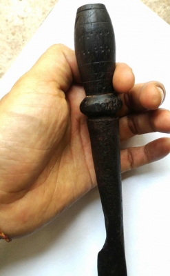 มีดดาบสั้นโบราณ ด้ามไม้พิเศษเก่าสลักลายพื้นบ้าน แข็งแรงคมมาก งานแฮนด์เมดตีมือขึ้นรูป สภาพดีและสวยธรรมชาติมีชิ้นเดียวในโลก ขนาดมีดดาบยาว 12.5 นิ้ว