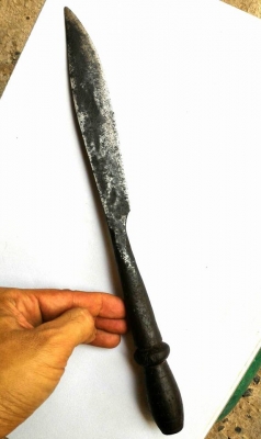 มีดดาบสั้นโบราณ ด้ามไม้พิเศษเก่าสลักลายพื้นบ้าน แข็งแรงคมมาก งานแฮนด์เมดตีมือขึ้นรูป สภาพดีและสวยธรรมชาติมีชิ้นเดียวในโลก ขนาดมีดดาบยาว 12.5 นิ้ว