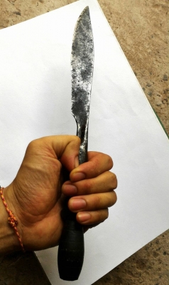 มีดดาบสั้นโบราณ ด้ามไม้พิเศษเก่าสลักลายพื้นบ้าน แข็งแรงคมมาก งานแฮนด์เมดตีมือขึ้นรูป สภาพดีและสวยธรรมชาติมีชิ้นเดียวในโลก ขนาดมีดดาบยาว 12.5 นิ้ว