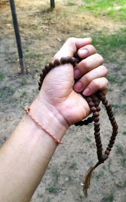 สร้อยประคำไม้โพธิ์แกะเก่า ผ่านการเสก ผ่านการใช้งาน ผ่านการบริกรรม เหมาะสำหรับผู้ปฏิบัติธรรม หรือนักสะสม สวยธรรมชาติ