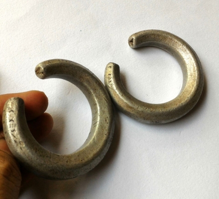 กำไลโบราณ เนื้อเงินขาวเนื้อตัน งานแฮนด์เมดตีมือสลักลายพื้นเมือง น้ำหนักดีมีคู่เดียวขายยกคู่ครับ