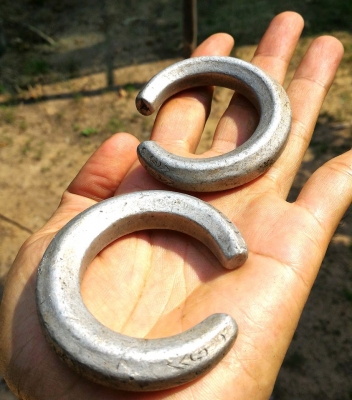 กำไลโบราณ เนื้อเงินขาวเนื้อตัน งานแฮนด์เมดตีมือสลักลายพื้นเมือง น้ำหนักดีมีคู่เดียวขายยกคู่ครับ