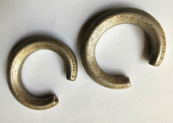 กำไลโบราณ เนื้อเงินขาวเนื้อตัน งานแฮนด์เมดตีมือสลักลายพื้นเมือง น้ำหนักดีมีคู่เดียวขายยกคู่ครับ