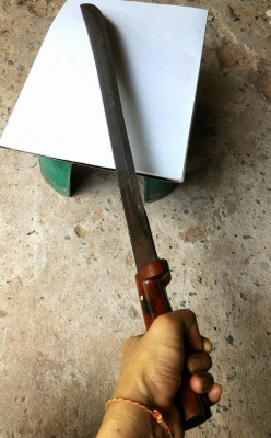 ดาบใหญ่ยาวยุคกลาง เหล็กดี แข็งแรง น้ำหนักดีกระชับมือ เนื้อดาบมีลายเดิม ตอกตราไทยแท้ จะนำไปใช้งานหรือเก็บสะสมก็ได้