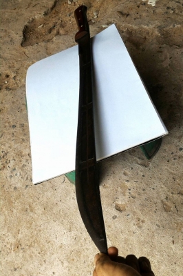 ดาบใหญ่ยาวยุคกลาง เหล็กดี แข็งแรง น้ำหนักดีกระชับมือ เนื้อดาบมีลายเดิม ตอกตราไทยแท้ จะนำไปใช้งานหรือเก็บสะสมก็ได้