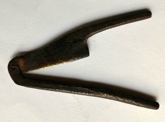 มีดสะนากเก่า ตราพระอาทิตย์ กระสวยคู่ ชุดนี้ 2 ตัว ของเก่าของโบราณแท้ สวยแปลกหายากแล้วครับ