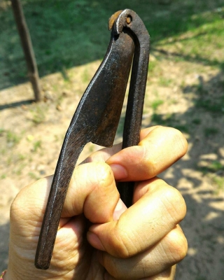 มีดสะนากเก่า ตราพระอาทิตย์ กระสวยคู่ ชุดนี้ 2 ตัว ของเก่าของโบราณแท้ สวยแปลกหายากแล้วครับ