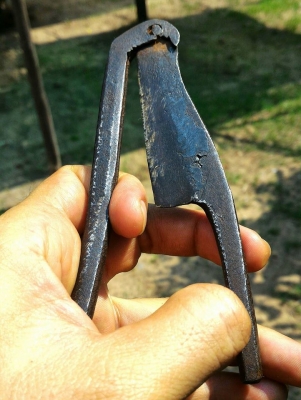 มีดสะนากเก่า ตราพระอาทิตย์ กระสวยคู่ ชุดนี้ 2 ตัว ของเก่าของโบราณแท้ สวยแปลกหายากแล้วครับ