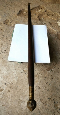 ไม้คฑาครูเก่า หัวคฑาสร้างเป็นกริ่งทองเหลืองหล่อโบราณ ปลายไม้ปลอกทองเหลือง ไม้มงคลเก่าน้ำหนักดี แข็งแรง ผ่านพิธีเสกครบถ้วนสายอีสานมีอันเดียว