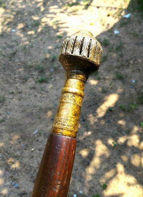 ไม้คฑาครูเก่า หัวคฑาสร้างเป็นกริ่งทองเหลืองหล่อโบราณ ปลายไม้ปลอกทองเหลือง ไม้มงคลเก่าน้ำหนักดี แข็งแรง ผ่านพิธีเสกครบถ้วนสายอีสานมีอันเดียว