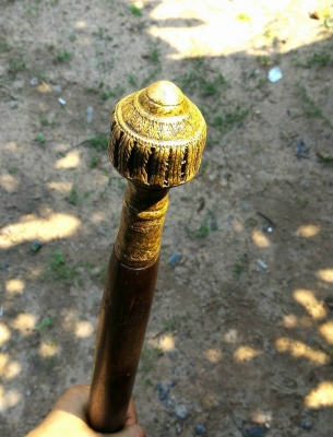 ไม้คฑาครูเก่า หัวคฑาสร้างเป็นกริ่งทองเหลืองหล่อโบราณ ปลายไม้ปลอกทองเหลือง ไม้มงคลเก่าน้ำหนักดี แข็งแรง ผ่านพิธีเสกครบถ้วนสายอีสานมีอันเดียว