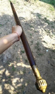 ไม้คฑาครูเก่า หัวคฑาสร้างเป็นกริ่งทองเหลืองหล่อโบราณ ปลายไม้ปลอกทองเหลือง ไม้มงคลเก่าน้ำหนักดี แข็งแรง ผ่านพิธีเสกครบถ้วนสายอีสานมีอันเดียว