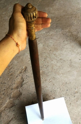 ไม้คฑาครูเก่า หัวคฑาสร้างเป็นกริ่งทองเหลืองหล่อโบราณ ปลายไม้ปลอกทองเหลือง ไม้มงคลเก่าน้ำหนักดี แข็งแรง ผ่านพิธีเสกครบถ้วนสายอีสานมีอันเดียว