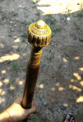 ไม้คฑาครูเก่า หัวคฑาสร้างเป็นกริ่งทองเหลืองหล่อโบราณ ปลายไม้ปลอกทองเหลือง ไม้มงคลเก่าน้ำหนักดี แข็งแรง ผ่านพิธีเสกครบถ้วนสายอีสานมีอันเดียว