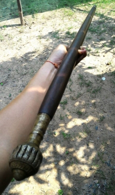 ไม้คฑาครูเก่า หัวคฑาสร้างเป็นกริ่งทองเหลืองหล่อโบราณ ปลายไม้ปลอกทองเหลือง ไม้มงคลเก่าน้ำหนักดี แข็งแรง ผ่านพิธีเสกครบถ้วนสายอีสานมีอันเดียว