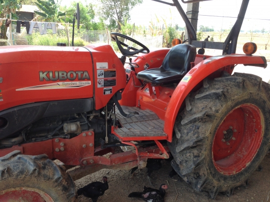 รถไถ KUBOTA L4708 (ราคา450,000 บาท) มีภาพวีดีโอ อายุการใช้งาน 1,486 พร้อมอุปกรณ์ 3 รายการ ผานดันหน้า