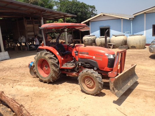 รถไถ KUBOTA L4708 (ราคา450,000 บาท) มีภาพวีดีโอ อายุการใช้งาน 1,486 พร้อมอุปกรณ์ 3 รายการ ผานดันหน้า
