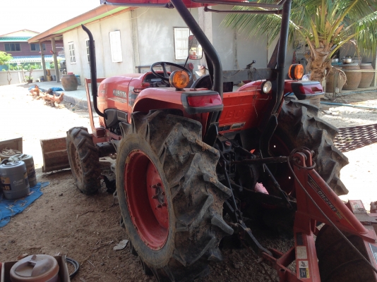 รถไถ KUBOTA L4708 (ราคา450,000 บาท) มีภาพวีดีโอ อายุการใช้งาน 1,486 พร้อมอุปกรณ์ 3 รายการ ผานดันหน้า รถไถ KUBOTA L4708 (ราคา450,000 บาท) มีภาพวีดีโอ อายุการใช้งาน 1,486 พร้อมอุปกรณ์ 3 รายการ ผานดันหน้า