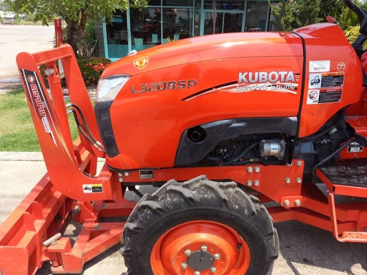 เกรด A คูโบต้า L3208SP 4 WD ใบมีดตราช้าง ทำงาน 216 ชั่วโมง จดทะเบียน..ตุลาคม 2557