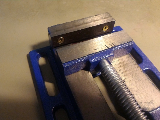 ปากกาจับชิ้นงาน 3 นิ้ว บนแท่นสว่าน หรือยึดบนโต้ะได้ ใช้จับชิ้นงานในการเจาะ ทำเกลี่ยว อื่นๆ ช่วยให้การทำงานง่ายขึ้น