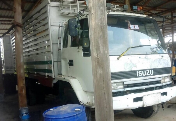 ISUZU ROCKY 210 HP 6SA1 สิบล้อดั๊มพ์ 2 เพลา มีระบบลากพ่วงครบพร้อมใช้งานพร้ิมลากได้เลยครับ กระบะดั๊มพ์คอกไม้ 12 ตันความยาว 6.20 เมตรสภาพดีมากครับพร้อมบรรทุกกนักได้เลย เครื่องยนต์แรงดีไม่มีเยิ้ม ภายในเก๋งคอนโซลครบพร้อม พวงมาลัยเพาเวอร์ แอร์ ระบบเบรคทริ๊ปฟี้