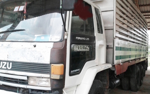 ISUZU ROCKY 210 HP 6SA1 สิบล้อดั๊มพ์ 2 เพลา มีระบบลากพ่วงครบพร้อมใช้งานพร้ิมลากได้เลยครับ กระบะดั๊มพ์คอกไม้ 12 ตันความยาว 6.20 เมตรสภาพดีมากครับพร้อมบรรทุกกนักได้เลย เครื่องยนต์แรงดีไม่มีเยิ้ม ภายในเก๋งคอนโซลครบพร้อม พวงมาลัยเพาเวอร์ แอร์ ระบบเบรคทริ๊ปฟี้