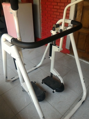 เครื่องออกกำลังกายแบบก้าวเดินจากญี่ปุ่นแบบเหมือนการก้าวเดินจริงๆ ปรับแรงต้านได้ มีก้านมือให้จับปรับสูงต่ำได้ โครงสร้างเหล็กแข็งแรง