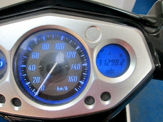 nuovo Elegance สีขาวดำ  รุ่นนี้ เครื่องยนต์ 135 ซีๆ.แรงดี ทน แกร่ง ไม่มีปัญหาจุกจิก  แถม 3 รายการ