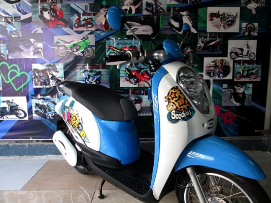 scoopy-i สีฟ้าขาว รถสวย จัดสภาพใหม่ เครื่องดีหายห่วง เบลกดี ยางดี สีสวยไร้ริ้วรอยกวนใจ ราคาสบายกระเป๋า 24900