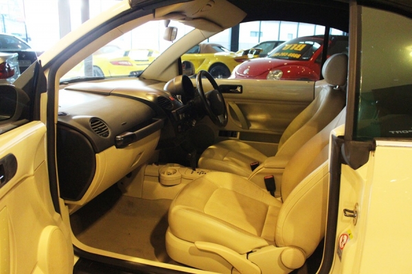 Volkswagen New Beetle Cabriored 2.0 เปิดประทุน