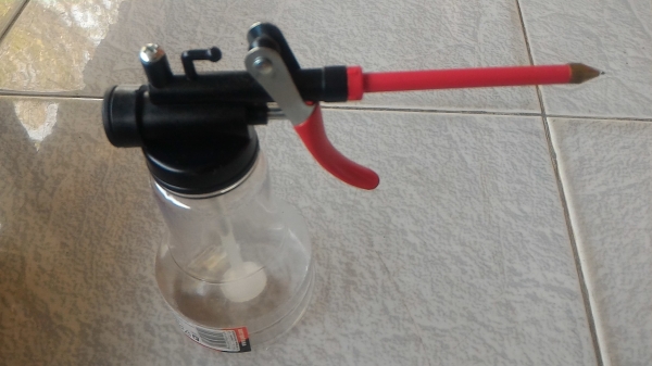 กาหยอดน้ำมันใส่ ยี่ห้อ YATO เป็นแบบมีก้านบีด วางคว่ําก้อไม่ออกถ้าไม่บีด ก้านหยอดยาวเล็กเข้าถึงที่เล็กๆได้ง่าย  วัสดที่ผลิตชนิด ABS อย่างดี บรรจุน้ำมันได้ 350 cm.