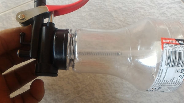 กาหยอดน้ำมันใส่ ยี่ห้อ YATO เป็นแบบมีก้านบีด วางคว่ําก้อไม่ออกถ้าไม่บีด ก้านหยอดยาวเล็กเข้าถึงที่เล็กๆได้ง่าย  วัสดที่ผลิตชนิด ABS อย่างดี บรรจุน้ำมันได้ 350 cm.