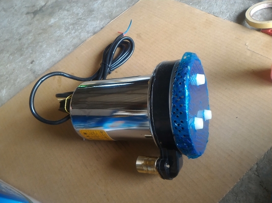 ปั๊มน้าจุ่มแช่ ไดโว่ แบบใช้ไฟกระแสตรง DC 12 V. ขนาด 220 W. ขนาดท่อส่ง 1 นิ้ว ได้ปริมาณน้ำ 10,000 ลิตร/ ชั่วโมง ดันขึ้นได้สูง 8 เมตร ต่อจากแบตเตอรี