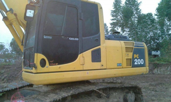 KOMATSU โคเบ 200/8 ราคา 1,550,000 สนใจติดต่อ สุขุมตรัง 087-2836792