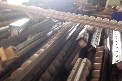 ชุดลูกกลิ้ง  ชุดรางล้อเลื่อน นำไปทำชุดลำเลียงชิ้นงานได้เลย สภาพใหม่มีความยาวหลายแบบขายที่ 100 บาทต่อความยาว 1 ฟุต