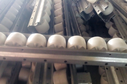 ชุดลูกกลิ้ง  ชุดรางล้อเลื่อน นำไปทำชุดลำเลียงชิ้นงานได้เลย สภาพใหม่มีความยาวหลายแบบขายที่ 100 บาทต่อความยาว 1 ฟุต